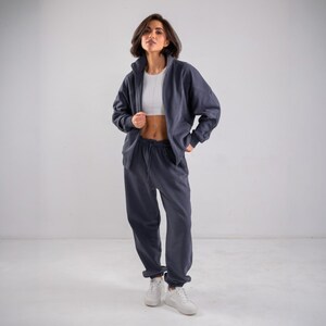 ✨Fabric - Peyne (3-thread loop)
90% Cotton, 10% Polyester
Does not pill, does not fade

📏Sizes: S, M, L, XL (please refer to the last photo for detailed measurements)

Set includes: Hoodie and Joggers

Step into ultimate comfort and style with this versatile women's tracksuit. This isn't just a set for lounging; it's a chic streetwear women set that's perfect for your everyday adventures.