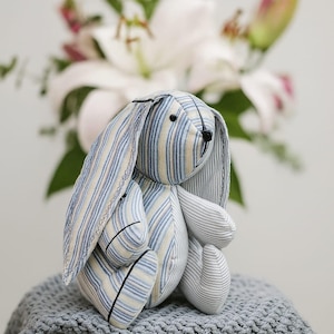 Oursons fabriqués à la main et peluches douces pour les monuments commémoratifs ou le souvenir du souvenir, un lapin pour toujours