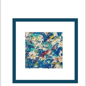 Puede incluir: Impresión artística abstracta con una vibrante mezcla de colores. La obra de arte muestra una composición dinámica de salpicaduras y pinceladas azules, blancas, amarillas y rojas. El arte está enmarcado en un marco azul oscuro.