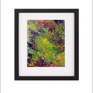 Puede incluir: Impresión artística abstracta en un marco negro. La obra presenta una vibrante mezcla de colores, incluyendo amarillo, verde, rojo y morado, creando una composición dinámica. La pintura está montada con un passe-partout blanco.