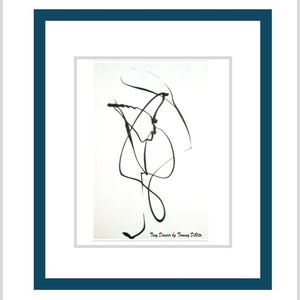 Puede incluir: Un dibujo abstracto a tinta negra de una bailarina sobre papel blanco, enmarcado en blanco y un marco azul oscuro. La obra se titula "Tiny Dancer by Tommy Deluca". El dibujo presenta líneas fluidas que sugieren movimiento y forma.