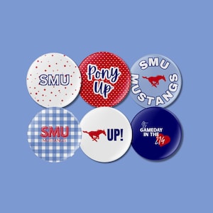 Puede incluir: Seis botones redondos con varios diseños y texto. Los botones presentan las letras "SMU", las palabras "Pony Up" y "Mustangs", junto con un gráfico de un caballo corriendo. Los colores incluyen rojo, blanco y azul.