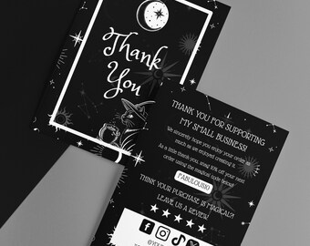 Puede incluir: Tarjetas de agradecimiento en blanco y negro con ilustraciones celestiales y de brujas. Una tarjeta presenta un gato con sombrero de bruja, la otra tiene texto agradeciendo a los clientes y ofreciendo un código de descuento. Las tarjetas tienen un borde blanco y acentos de estrellas.