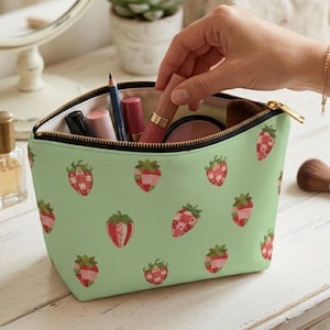 Pochette con cerniera e motivo a fragole verdi, borsa cosmetica con fondo a T, idea regalo CottageCore