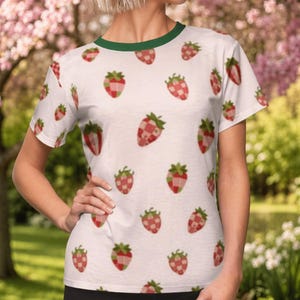 Erdbeer Aufnäher Cottagecore T-Shirt | Vintage Gingham Berry Print Ästhetisches T-Shirt | Weiches Sommer-Grafik-Shirt | Natur-Liebhaber-Geschenk
