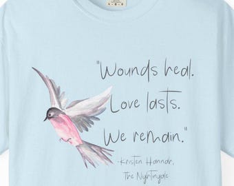 ÅTERFÖRSÄKTA Näktergalen T-shirt: Kristin Hannah Citat, Komfortfärger Litterär T-shirt