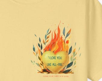 Suzanne Collins: Koszulka „Love Like All-Fire” autorstwa Mally Xander, Wschód słońca na żniwach, Saga Igrzyska śmierci, Haymitch Abernathy, Comfort Colors