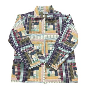Peut inclure: Veste patchwork avec col et fermeture boutonnée. La veste présente divers motifs de tissu, notamment des carreaux et des rayures dans les tons de bleu, vert, jaune et bordeaux. C'est un vêtement unique.