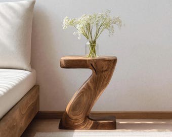 Mesita auxiliar única en forma de Z para sala de estar.