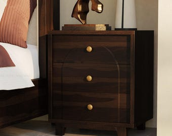 Comodino Livingston in legno massello con frontale arcuato e pomelli in ottone.
