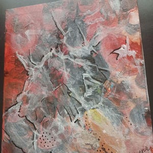 Może przedstawiać: Abstrakcyjny obraz z mieszanką czerwonych, szarych i białych pociągnięć pędzla. Dzieło sztuki ma teksturowaną powierzchnię z dynamiczną kompozycją, w tym czarne kontury i podpis w prawym dolnym rogu. Obraz wywołuje poczucie ruchu i głębi.