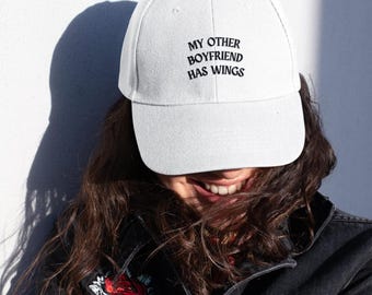 Gorra bordada "Mi otro novio tiene alas": regalo para lectores de fantasía y romance de ACOTAR