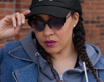 Gorra bordada "Mi otro novio tiene alas": regalo para lectores de fantasía y romance de ACOTAR