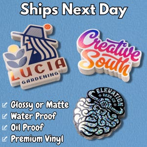 Puede incluir: Cuatro pegatinas troqueladas con varios diseños. Una presenta el texto "LUCIA GARDENING" con un logotipo, otra dice "Creative South" en escritura colorida, y una tercera tiene un diseño con temática de cerveza. Las pegatinas se describen como brillantes o mate, impermeables, a prueba de aceite y vinilo de primera calidad.