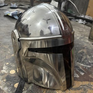 Ręcznie robiony metalowy hełm w stylu mandaloriańskim | Hełm cosplayowy science fiction | Rekwizyt zbroi Star Warrior | Kolekcjonerski hełm kostiumowy zdjęcie 5