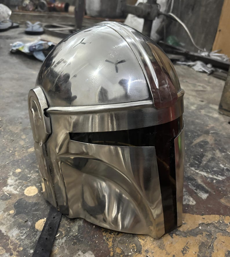 Ręcznie robiony metalowy hełm w stylu mandaloriańskim | Hełm cosplayowy science fiction | Rekwizyt zbroi Star Warrior | Kolekcjonerski hełm kostiumowy zdjęcie 5