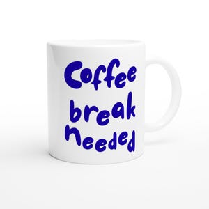 Könnte beinhalten: Weiße Keramik-Kaffeetasse mit dem blauen Schriftzug "Coffee break Needed". Die Tasse hat einen gebogenen Henkel und ein schlichtes Design. Ideal für Kaffee oder Tee, ein klassischer Küchenartikel.