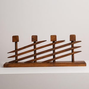 Schwedischer Kiefern-Kandelaber von 1976, Vier-Kerzen-Halter, diagonale Kreuzstrebe, skandinavische Studio-Handwerkskunst