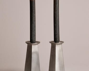 Paire de chandeliers en aluminium mat, design géométrique et minimaliste des années 1980, bougeoirs sculpturaux en métal