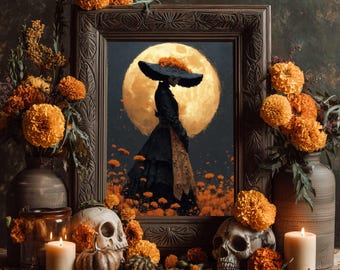 Può includere: Un'opera d'arte incorniciata raffigura una figura con abito e cappello neri contro una grande luna. La scena è circondata da fiori di calendula arancioni, teschi, candele e vasi, creando un tema del Giorno dei Morti.