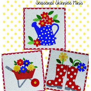 Puede incluir: Tres cuadrados de tela coloridos sobre un fondo de lunares amarillos. Los cuadrados presentan una regadera, una carretilla y un par de botas de lluvia, cada uno lleno de flores. El texto "Hello Sunshine Seasonal Skinnies Minis" está en la parte superior de la imagen. El texto "Ribbon Candy Quilt Company" está en la parte inferior de la imagen.