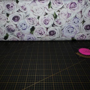 Tesoros eternos. Carta de amor. Rosas envueltas en papel.