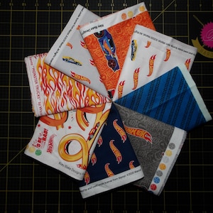 LAST ONE - Hot Wheels Fat Quarter Bundle - 7 Stück Hot Wheels und Flames FQ Bundle - 100% Baumwollgewebestoff
