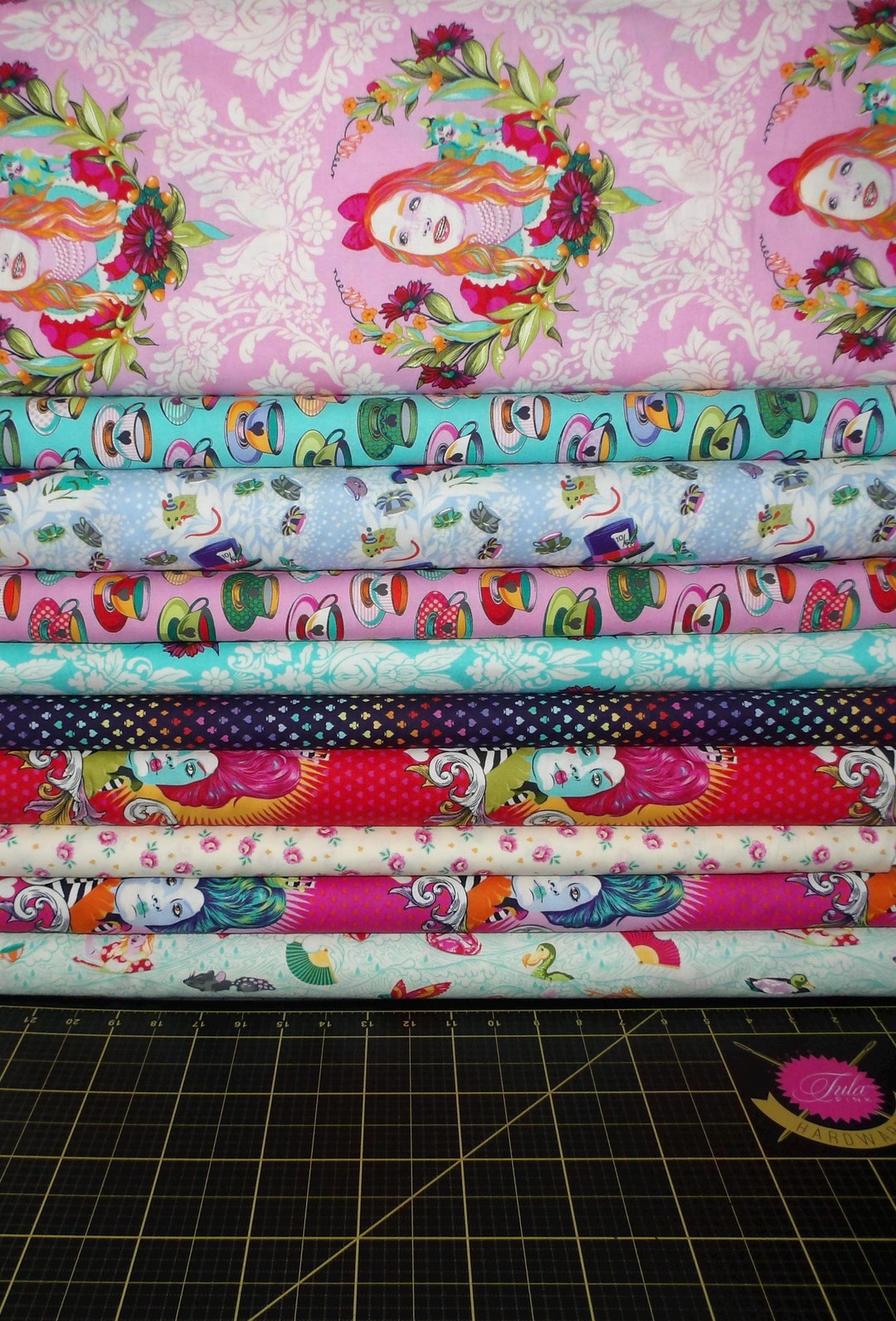 Curiouser And Curiouser Fat Quarter Bundle - 25 Stück Quiltstoffe 45,7x53,3cm