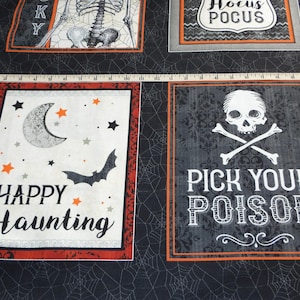 Pode incluir: Tecido preto e branco com tema de Halloween. O tecido apresenta quatro designs diferentes: um esqueleto, uma lua crescente com estrelas, um morcego e uma caveira e ossos cruzados com o texto "Pick Your Poison".