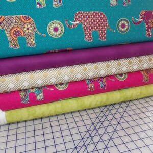 Paquete de cuartos de tela Return To Hope: 5 piezas de elefantes y licuadoras estilo Bali de Benartex, 100 % algodón con tinta dorada brillante. imagen 2