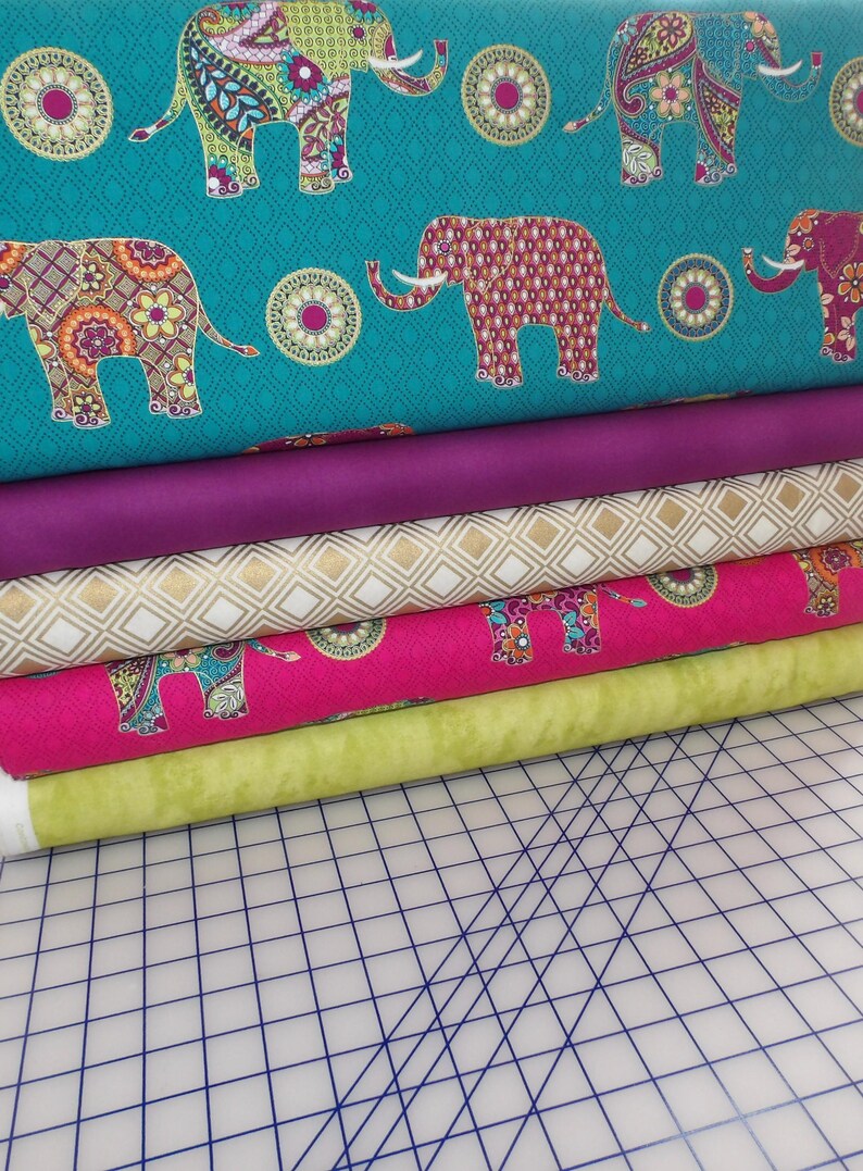 Paquete de cuartos de tela Return To Hope: 5 piezas de elefantes y licuadoras estilo Bali de Benartex, 100 % algodón con tinta dorada brillante. imagen 2