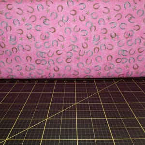 QT-Stoffe. Hallo Cowgirl. Hufeisen Pink