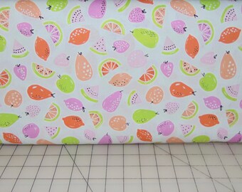 Könnte beinhalten: Weißer Stoff mit einem sich wiederholenden Muster aus rosa, orangefarbenen und grünen Früchten. Die Früchte umfassen Zitronen, Limetten, Birnen und Wassermelonenstücke.