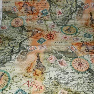 Può includere: Una mappa vintage dell'Africa con uno schema di colori verde, marrone e arancione. La mappa è ricoperta di francobolli e illustrazioni di animali, tra cui giraffe, zebre e leoni. Il testo "AFRICA" appare più volte sulla mappa.
