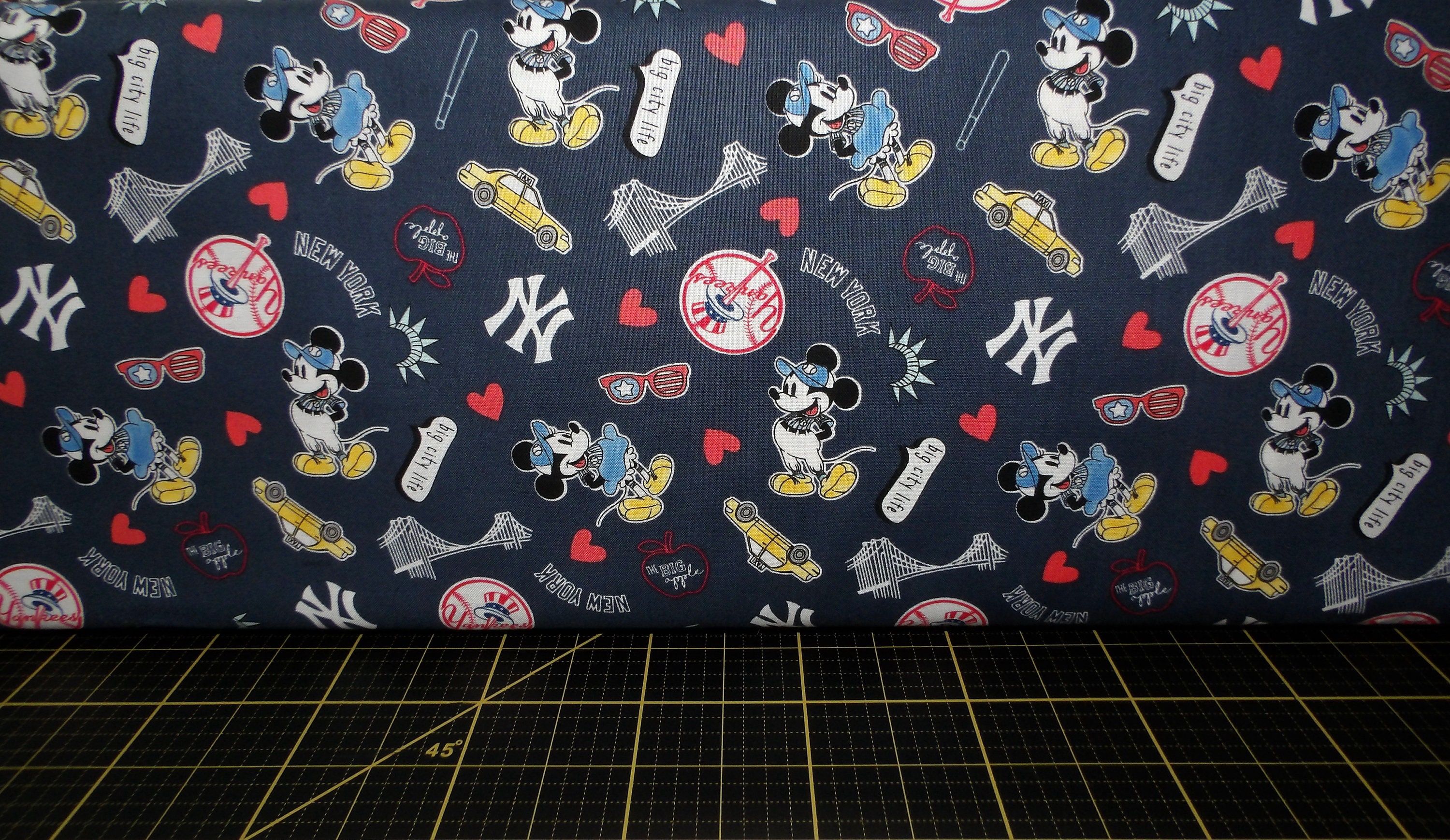 background mickey mouse yankees