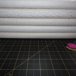 Tiny Tonals Cream 2025 Fat Quarter Bundle - Set Lewis & Irene Tonal Cream FQ da 5 pezzi - 100% cotone tessuto