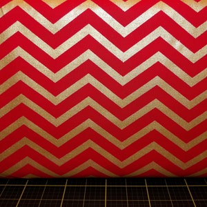 Michael Miller. Paillettes de vacances. Chevron Cherry METALLIC élégant