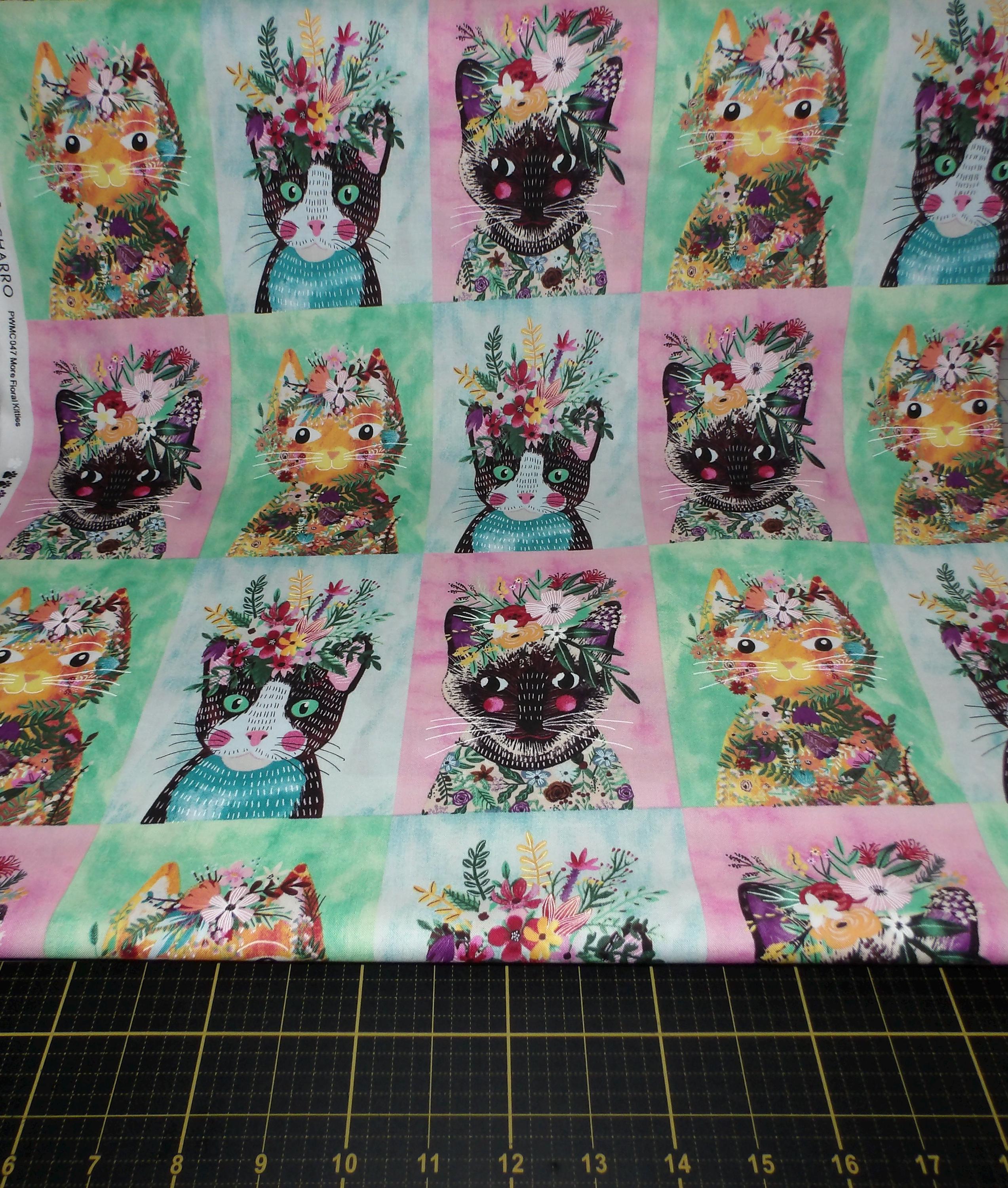 Espíritu libre. Mascotas florales. Panel de gatitos florales de 2/3 yardas en varios colores. Diseñado por Mia Charro