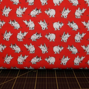 Robert Kaufmann. Ein kleiner Dr. Seuss. Horton the Elephant Toss Rot - Horton Hears a Who Quilt Stoff