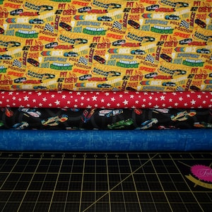Turbo Speed Fat Quarter Bundle - 4 Stück Northcott Kinder Rennautos und Rennspur FQ Bundle - 100% Baumwolle gewebt - Panel Extra