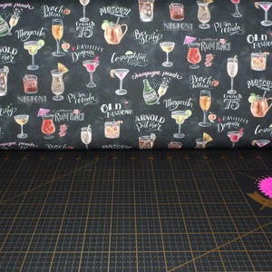Michael Miller. Glückliche Stunde. Happy Hour Menu Schwarz DIGITAL PRINT - It's 5 O'Clock Somewhere