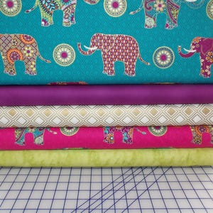 Paquete de cuartos de tela Return To Hope: 5 piezas de elefantes y licuadoras estilo Bali de Benartex, 100 % algodón con tinta dorada brillante. imagen 1