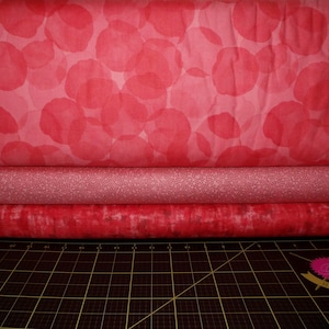 Kit de edredón de 3 yardas de tríos tonales rojo/rosa: 1 yarda de cada uno de los tres mezcladores rojo/rosa