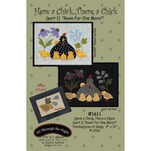 Puede incluir: Un patrón de patchwork con el texto "Here a Chick, There a Chick" y "Room For One More?" presenta una gallina y polluelos. El tamaño del bloque terminado es de 23 cm x 30 cm. El diseño incluye un proyecto extra y es de 2016.