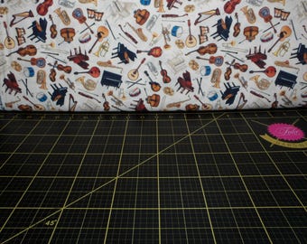 QTファブリック。タイニーチューンズ。楽器用トスクリーム - 楽器用生地