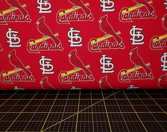 Stofftraditionen. MLB St. Louis Cardinals Allover-Muster, 58/60 Zoll breit.