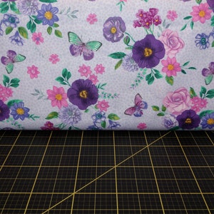 Telas Windham. En flor. Mariposas y Flores Lavanda