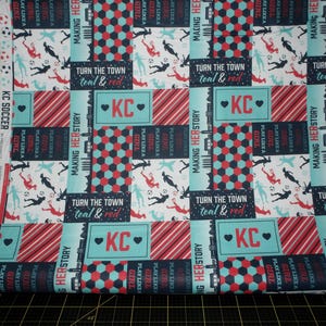 Paintbrush Studio. KC Fotboll. Vänd staden till blågrön - Tyg för damlaget Kansas Citys nuvarande fotbollslag