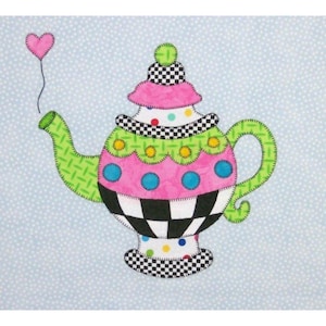 Puede incluir: Una tetera de patchwork colorida con un cuerpo rosa, un pico verde y detalles en cuadros blanco y negro. Un pequeño globo de corazón rosa flota sobre la tetera.