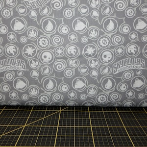 Camelot Fabrics. Skylanders. Ikoner i sten - Lagligt licensierat tyg - Royaltyer betalade av Camelot Fabrics